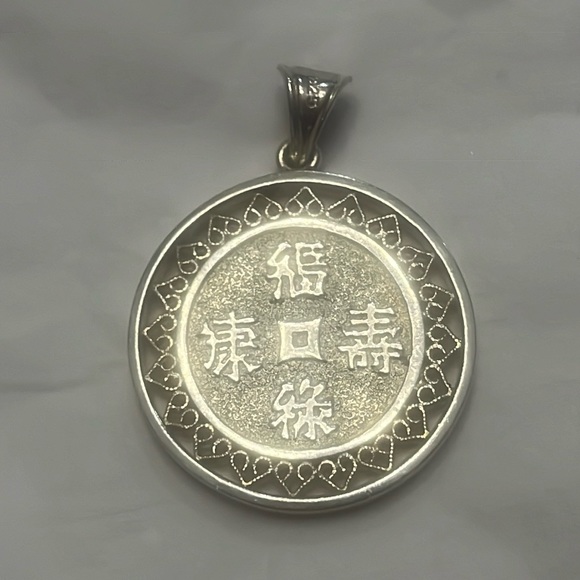 Silver Chinese pendant with chain. - Picture 1 of 3